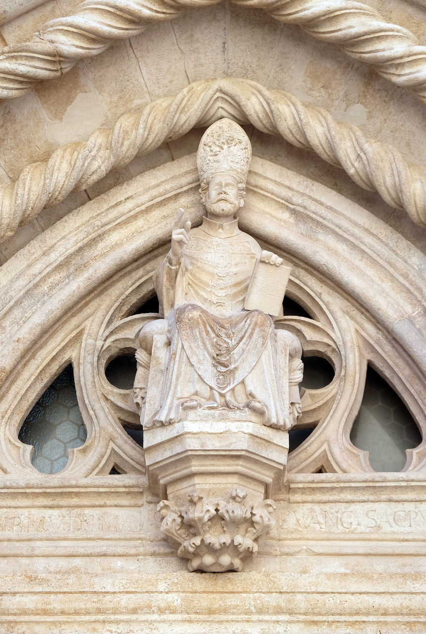 LOW ANGLE VIEW OF STATUES OF BUILDING