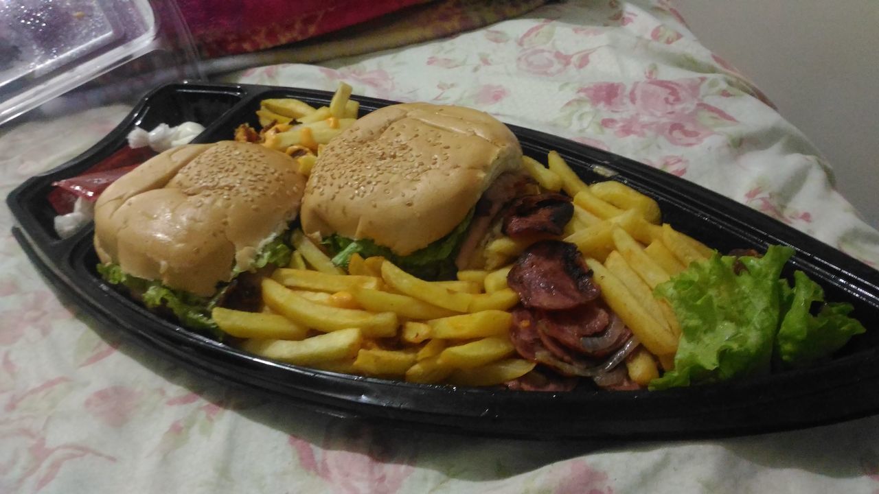 HIGH ANGLE VIEW OF MEAT AND VEGETABLES IN PLATE