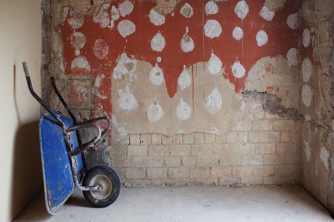 CLOSE-UP OF ABANDONED MOTORCYCLE