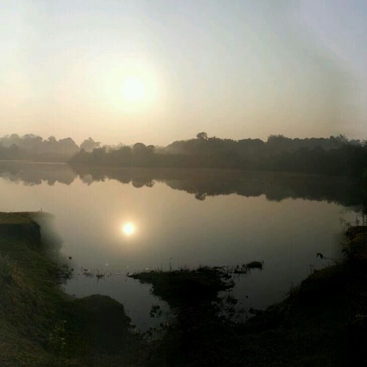 reflection, water, sunset, tranquil scene, tranquility, lake, scenics, sun, beauty in nature, silhouette, sky, nature, idyllic, river, standing water, tree, calm, outdoors, sunlight, no people