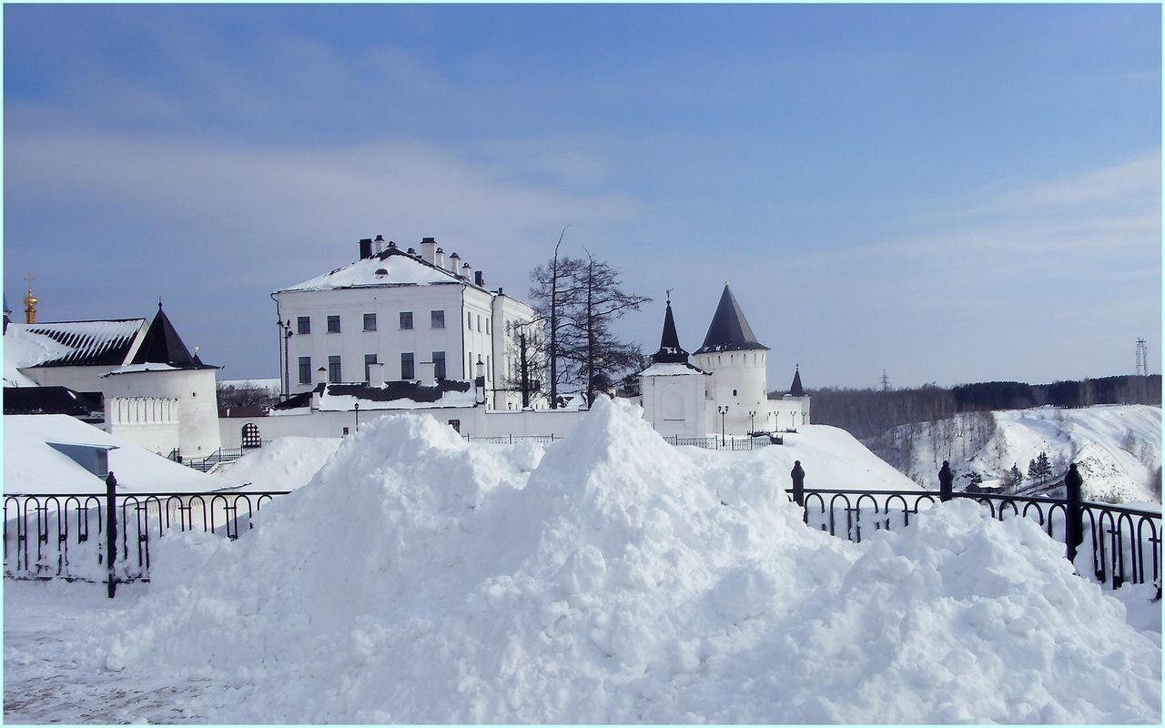 snow, winter, cold temperature, building exterior, built structure, architecture, season, weather, sky, covering, house, frozen, white color, covered, nature, roof, residential structure, residential building, outdoors, day