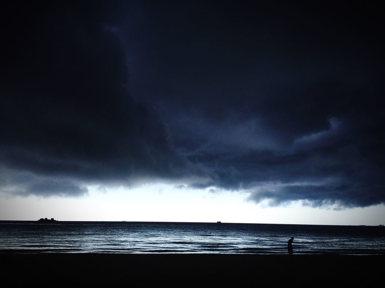 sea, sky, horizon over water, water, scenics, tranquil scene, tranquility, cloud - sky, beauty in nature, beach, cloudy, nature, weather, overcast, shore, dusk, cloud, idyllic, storm cloud, silhouette