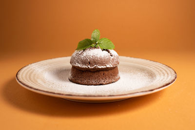 Lava cake with mint
