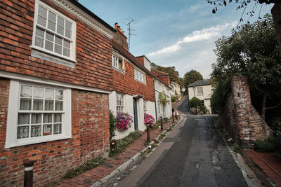 Old tiled houses on chapel hil in lewes, east sussex