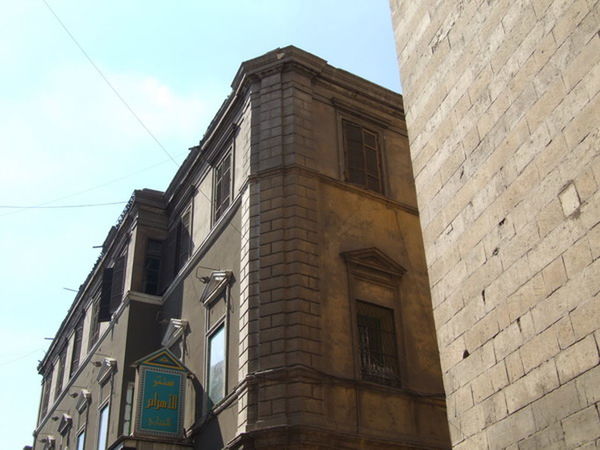 LOW ANGLE VIEW OF HISTORICAL BUILDING
