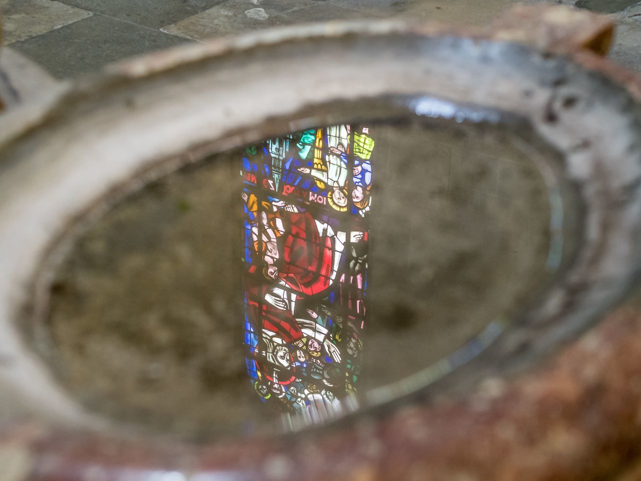 HIGH ANGLE VIEW OF GLASS DECORATION ON STONE