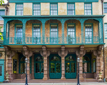 A view of a front of a building with a balcony in charleston, south carolina.