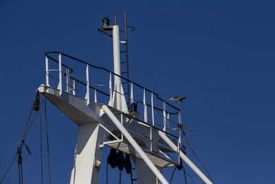 Low angle view of a vessel bridge against clear blue sky with an aron 