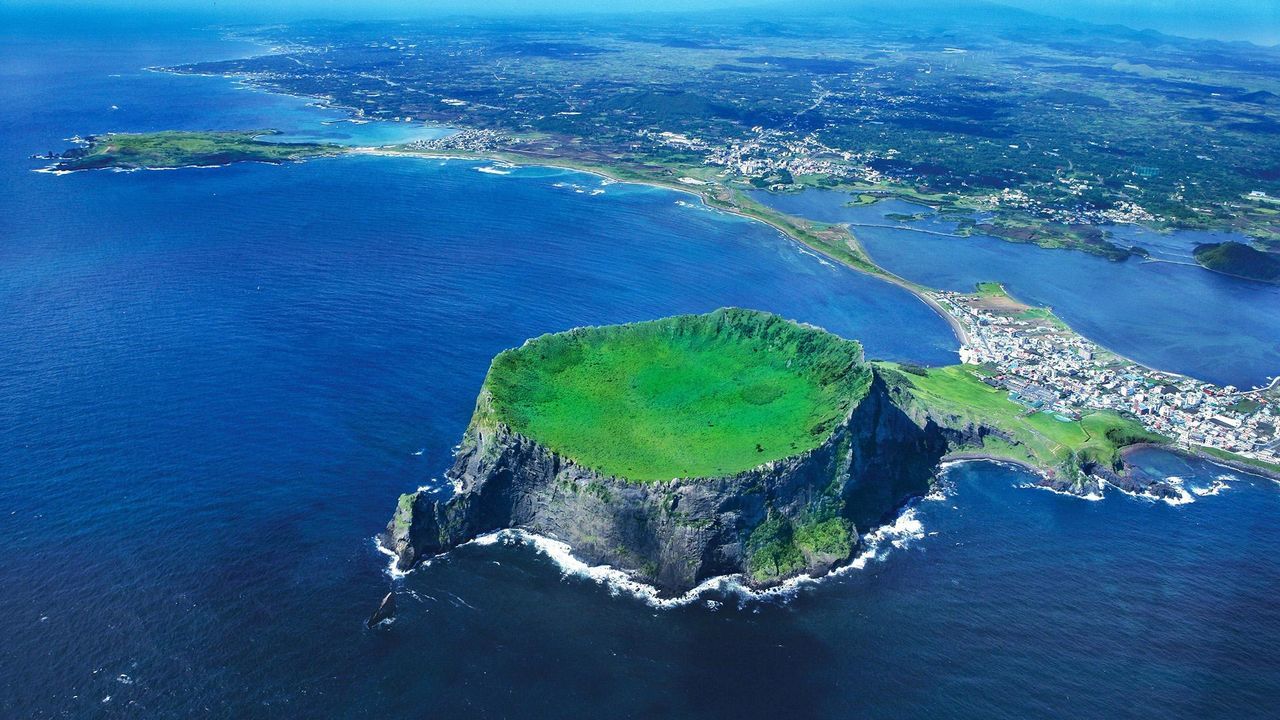 sea, water, aerial view, blue, waterfront, high angle view, scenics, horizon over water, beauty in nature, coastline, nature, tranquil scene, tranquility, island, seascape, idyllic, sky, outdoors, ocean, day