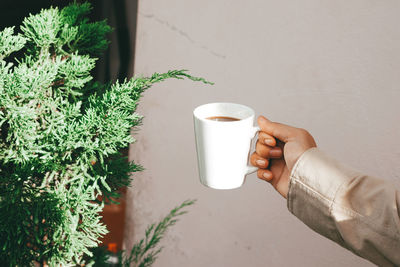 Man holding coffee cup