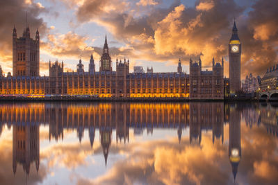 Big ben and houses of parliament at dusk. london, uk. colorful sunset
