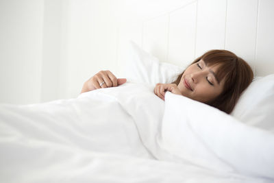 Woman lying on bed