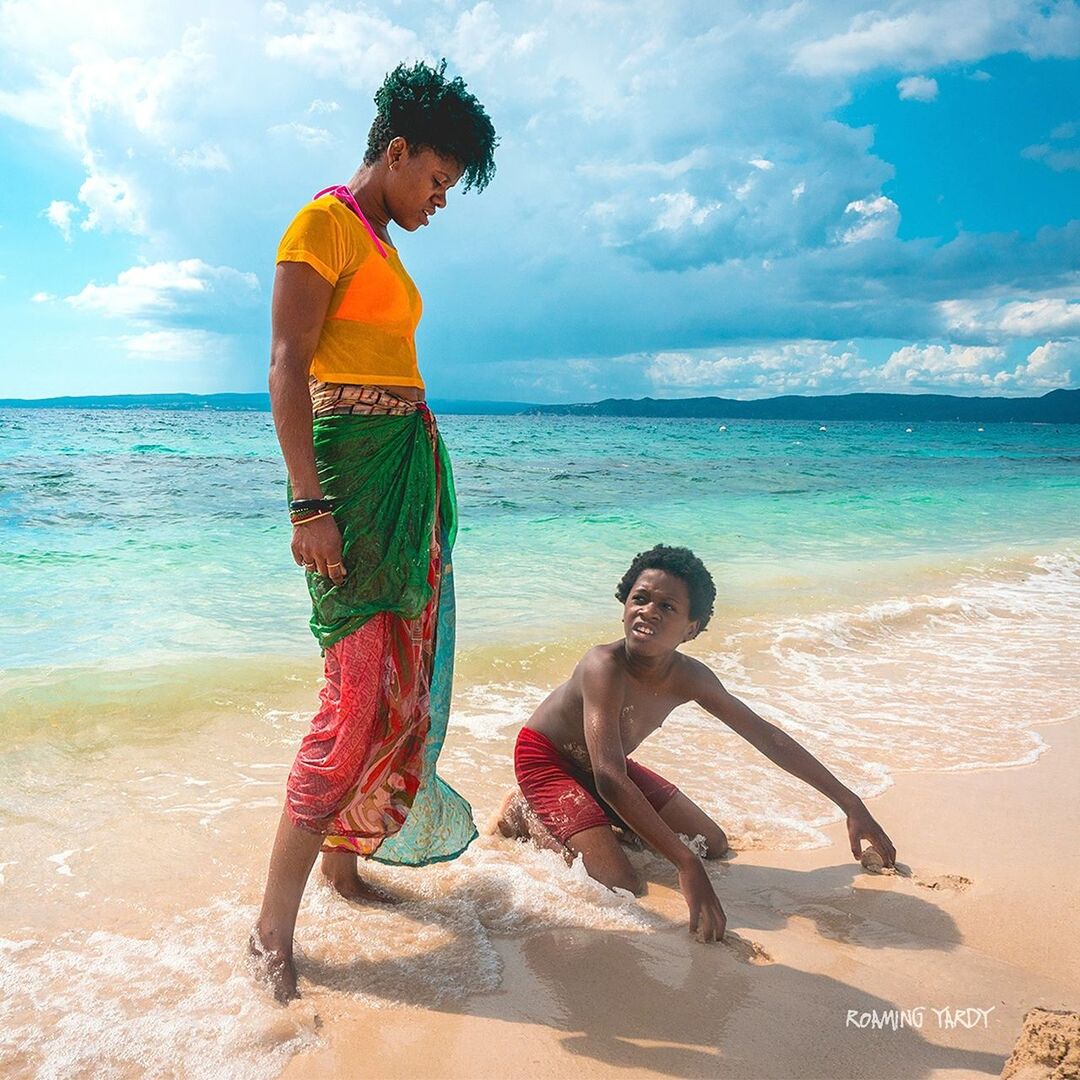 sea, real people, two people, beach, sky, full length, beauty in nature, cloud - sky, leisure activity, lifestyles, water, young adult, horizon over water, young men, nature, young women, sand, scenics, vacations, day, standing, outdoors, sunlight, togetherness, smiling, happiness