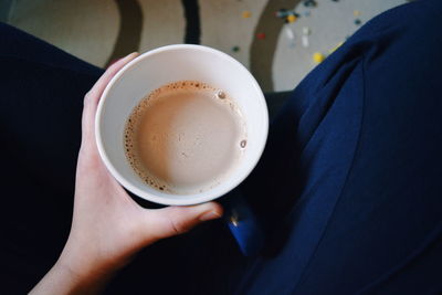 Close-up of hand holding coffee cup