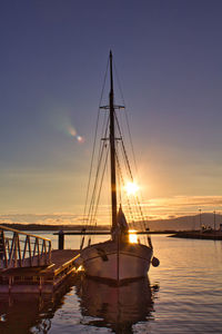 Mast boat in vilanova de arousa harbor duuring the sunset