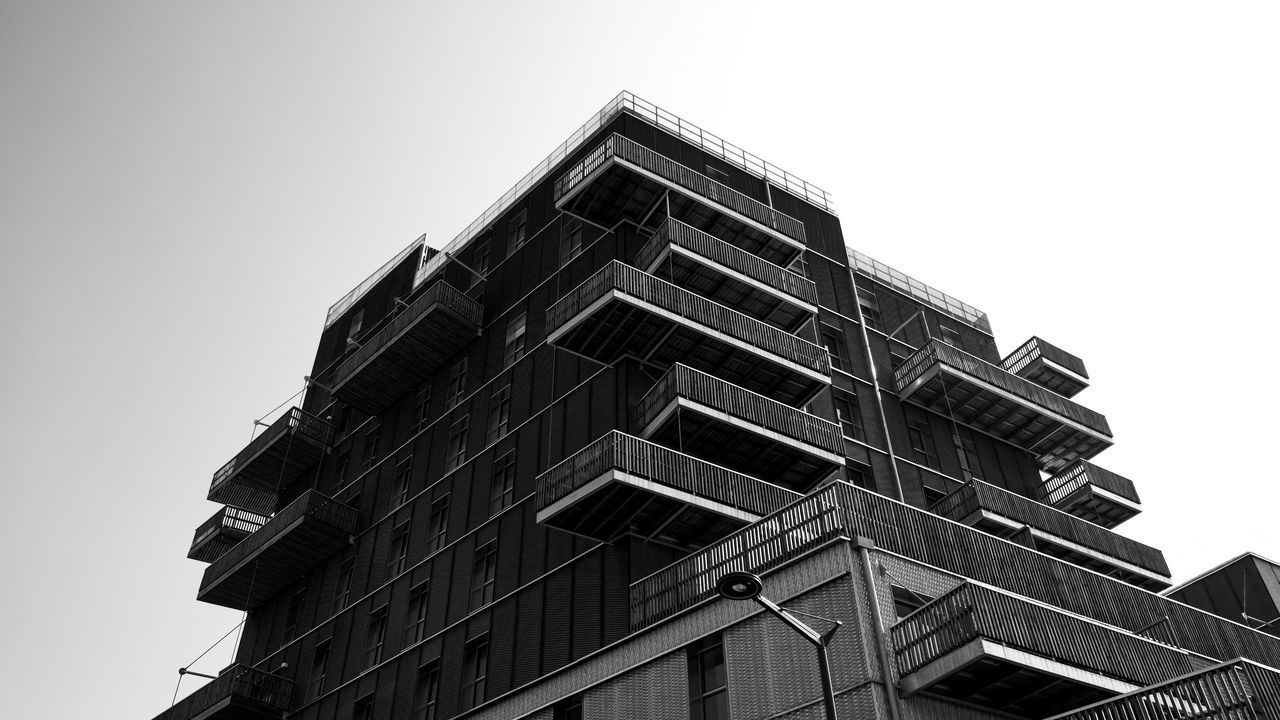 LOW ANGLE VIEW OF MODERN BUILDING AGAINST SKY