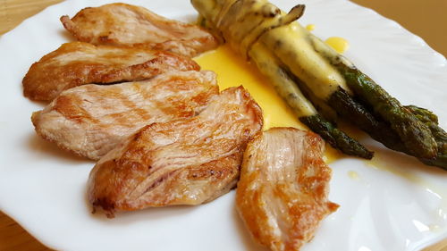 Pork medallions with grilled asparagus and hollandaise sauce