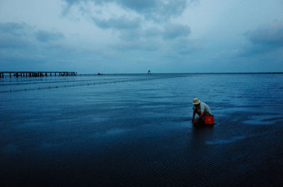 Fisherman scratching clams on the beach, go cong 