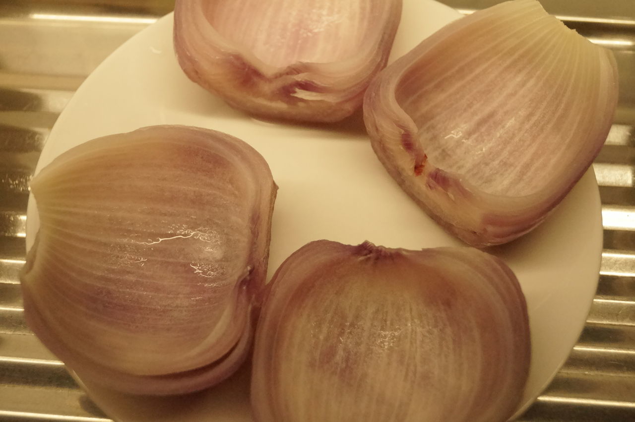 CLOSE-UP VIEW OF BREAD