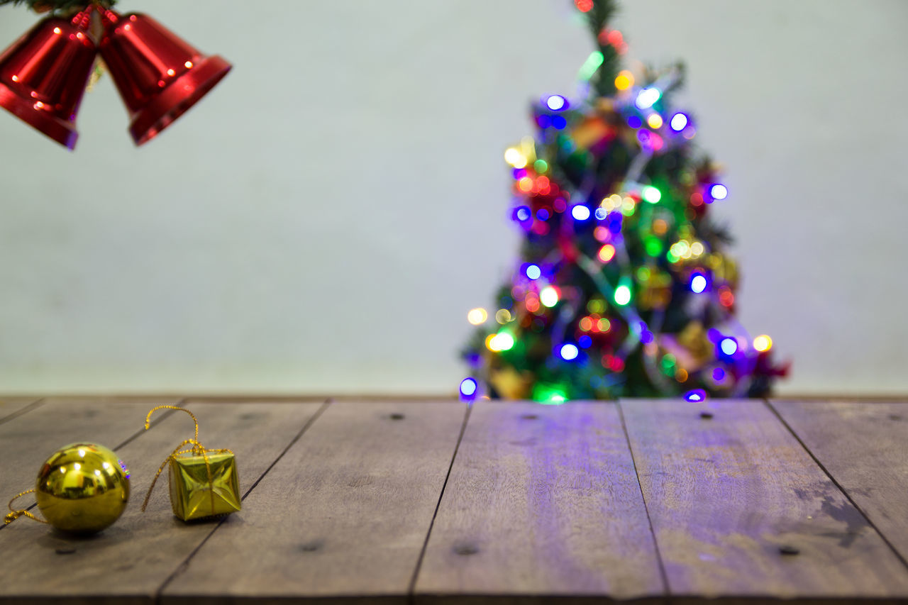 ILLUMINATED CHRISTMAS DECORATION ON TABLE