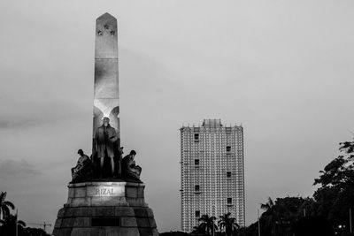 Photobomber of rizal statue