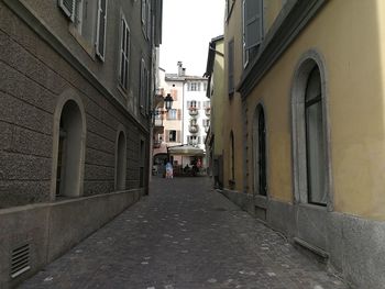 Narrow alley amidst buildings in city