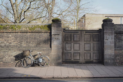 A classic wall with an old bicycle parking near by 