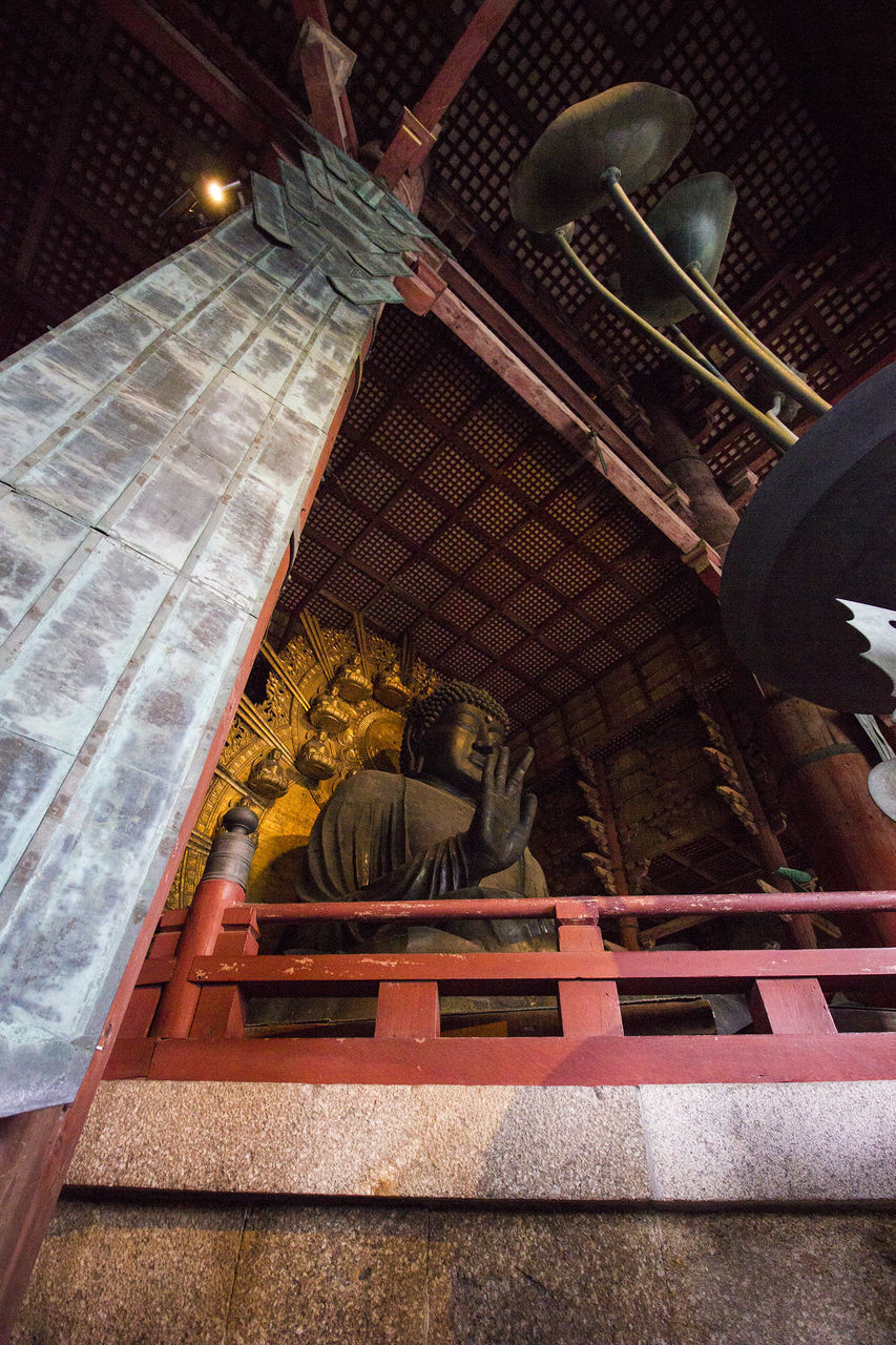 LOW ANGLE VIEW OF STATUES ON BUILDING