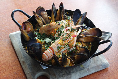 Oyster served with shrimps and prawns