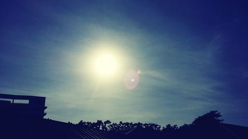 Low angle view of sun shining in sky