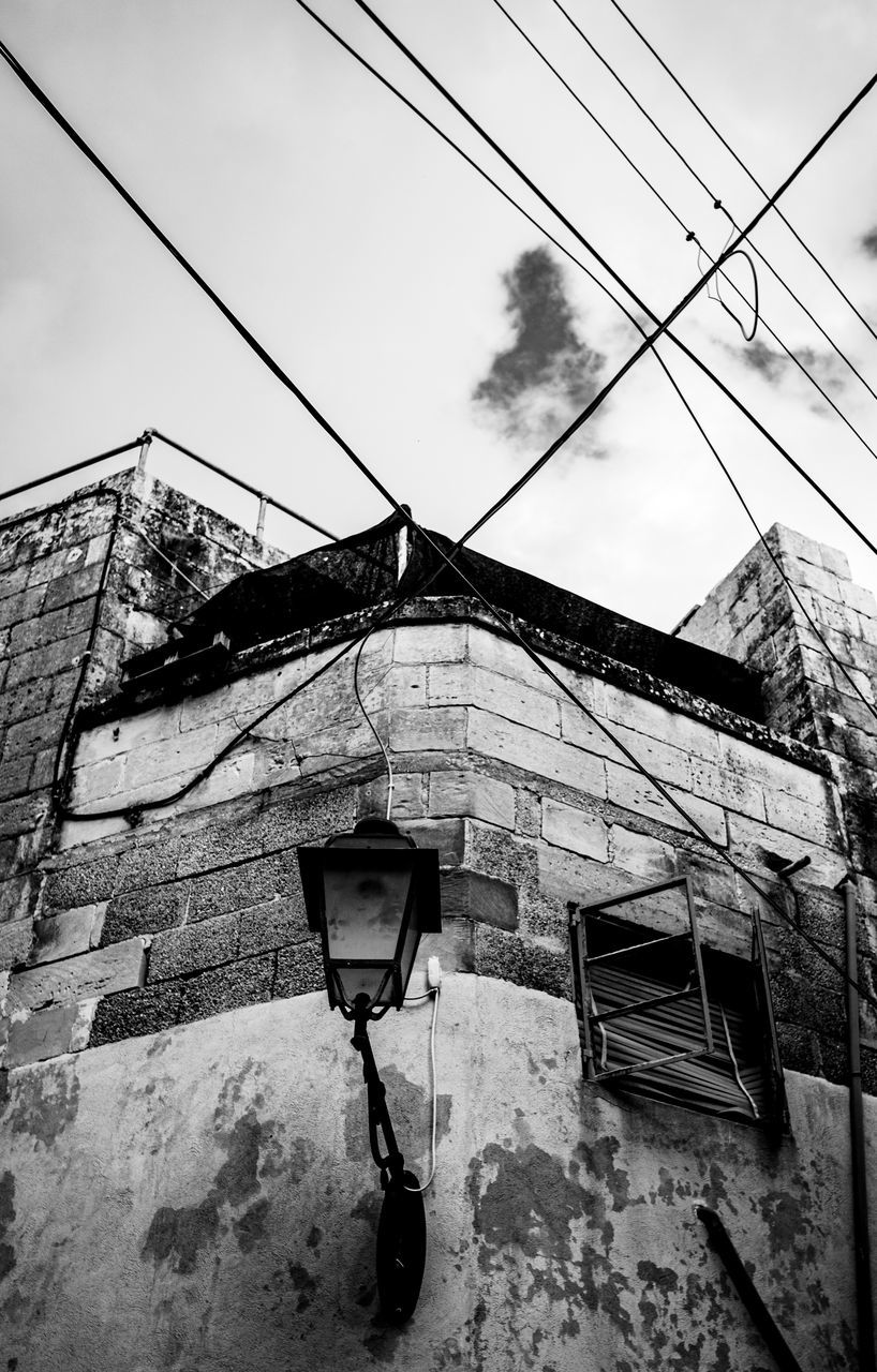 LOW ANGLE VIEW OF STREET LIGHT AGAINST BUILDING