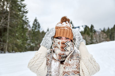 Winter portrait of a young woman. winter clothes, snow.