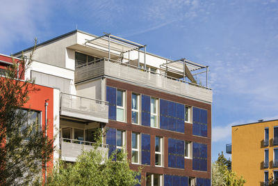 Germany, baden-wurttemberg, tubingen, modern energy efficient apartment buildings in muhlenviertel suburb