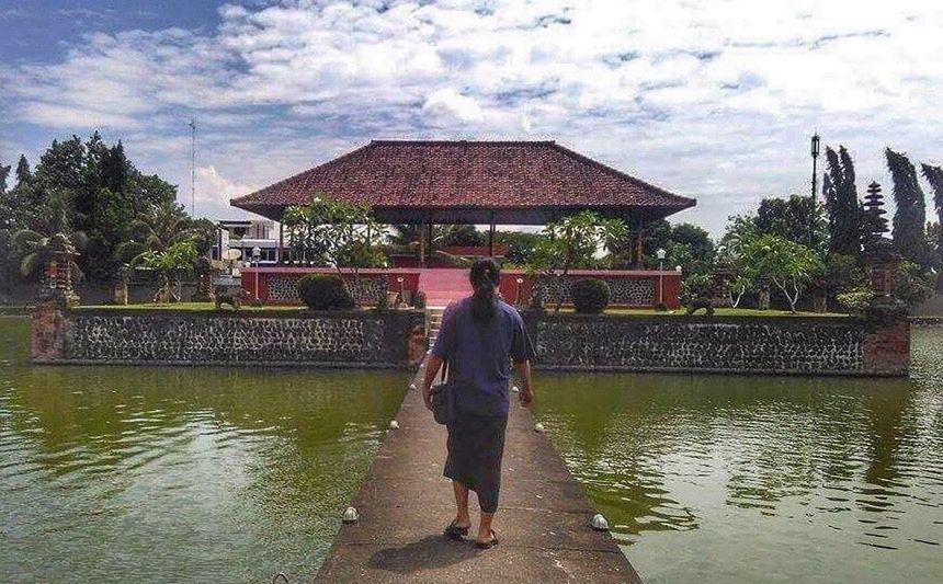 FULL LENGTH OF MAN STANDING IN LAKE