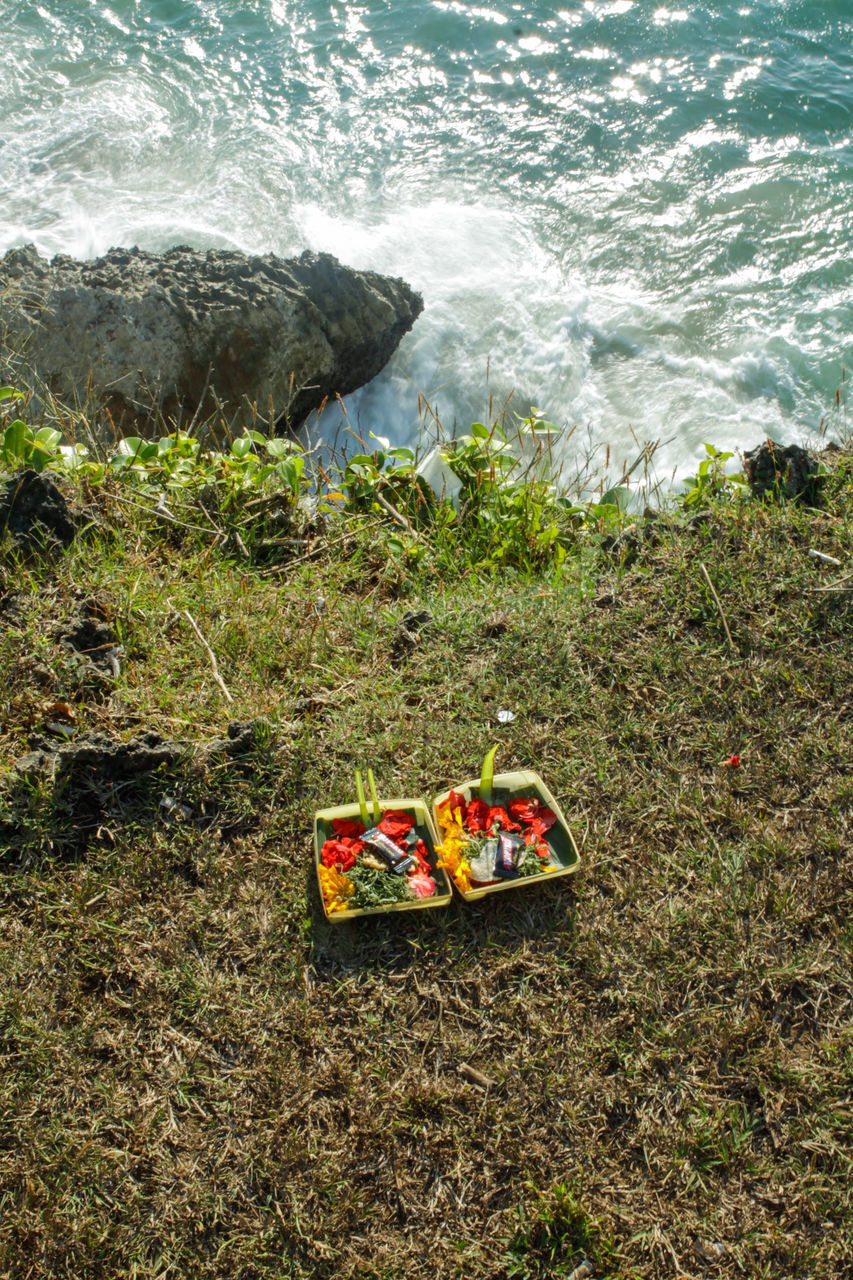 HIGH ANGLE VIEW OF ROCKS ON SHORE