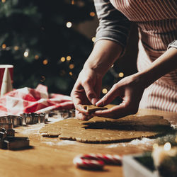 Midsection of woman preparing food on cutting board