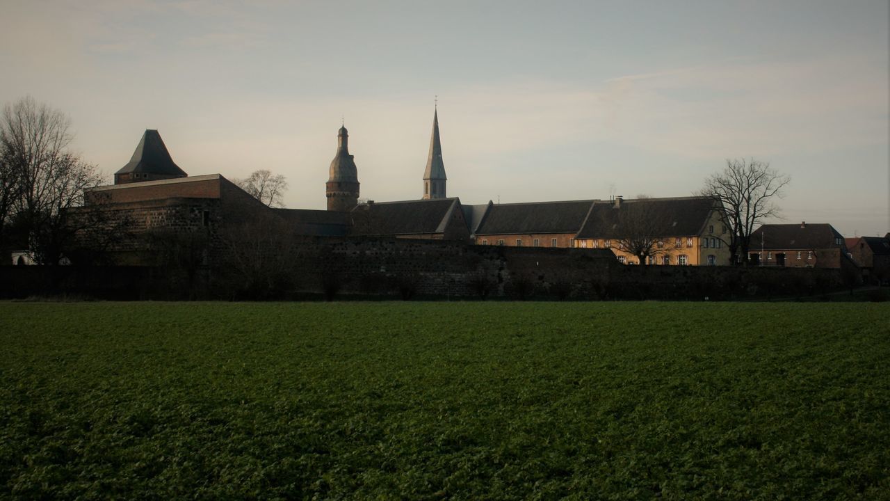 VIEW OF BUILDING AGAINST SKY