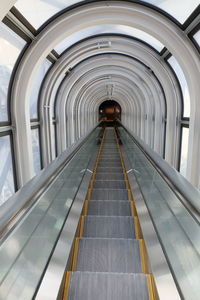 Diminishing perspective of escalator