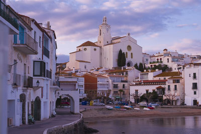 Night wiew of riva pitxot and santa maría chuch cadaquès alt empordà. girona. spain.