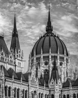 Perspective view of hungarian parliament building in black and white