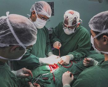 Surgeons working in hospital