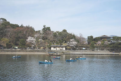 Sailboats in lake against sky