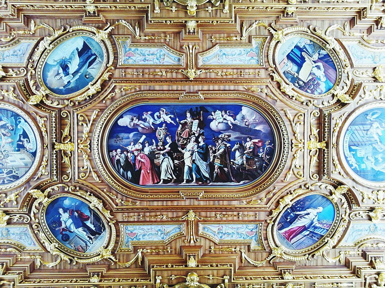 LOW ANGLE VIEW OF ORNATE CEILING OF CATHEDRAL