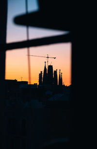 Sagrada familia against sunrise backdrop. ideal for travel, architecture, and sunrise projects.