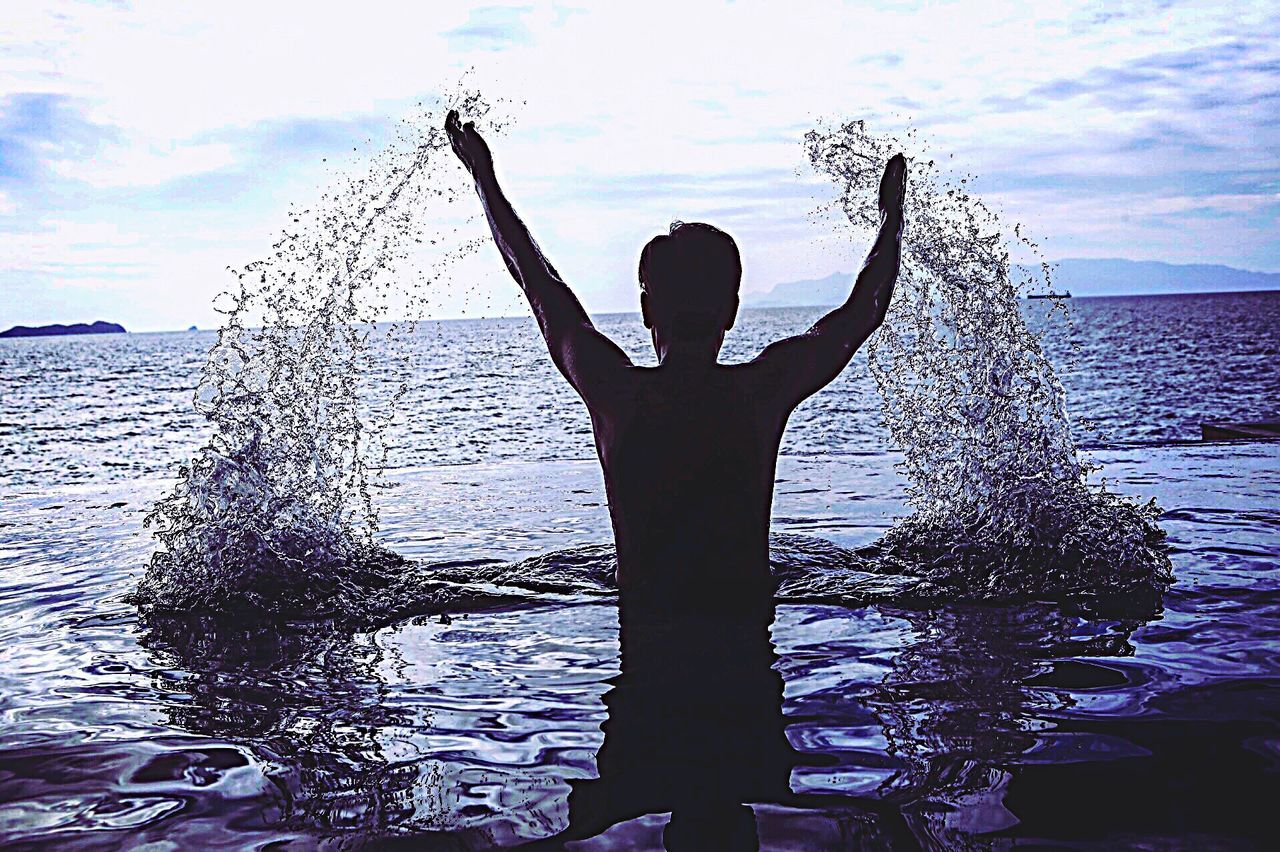 silhouette, water, standing, sea, togetherness, enjoyment, childhood, girls, leisure activity, sky, fun, scenics, day, person, nature, tranquil scene, tranquility, splashing, cloud - sky, outdoors, beauty in nature