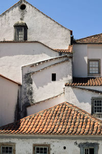 Terracotta roofs and white-washed houses in Òbidos
