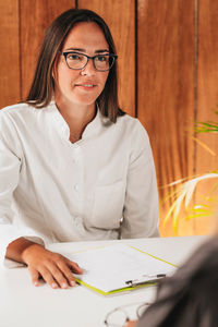 Female dietician advising a client, explaining nutrition basics