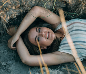 Beautiful girl lying down of grass. happiness and freedom