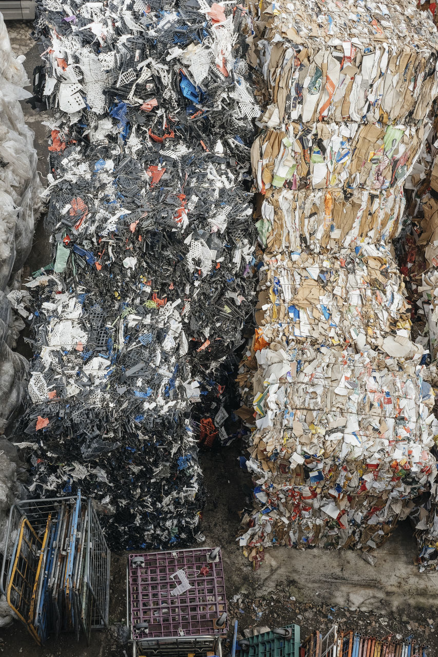 FULL FRAME SHOT OF GARBAGE BIN ON FLOOR