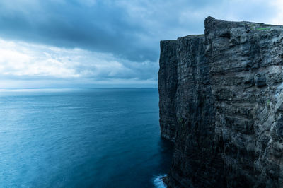Rocky cliff trænalipa coastline